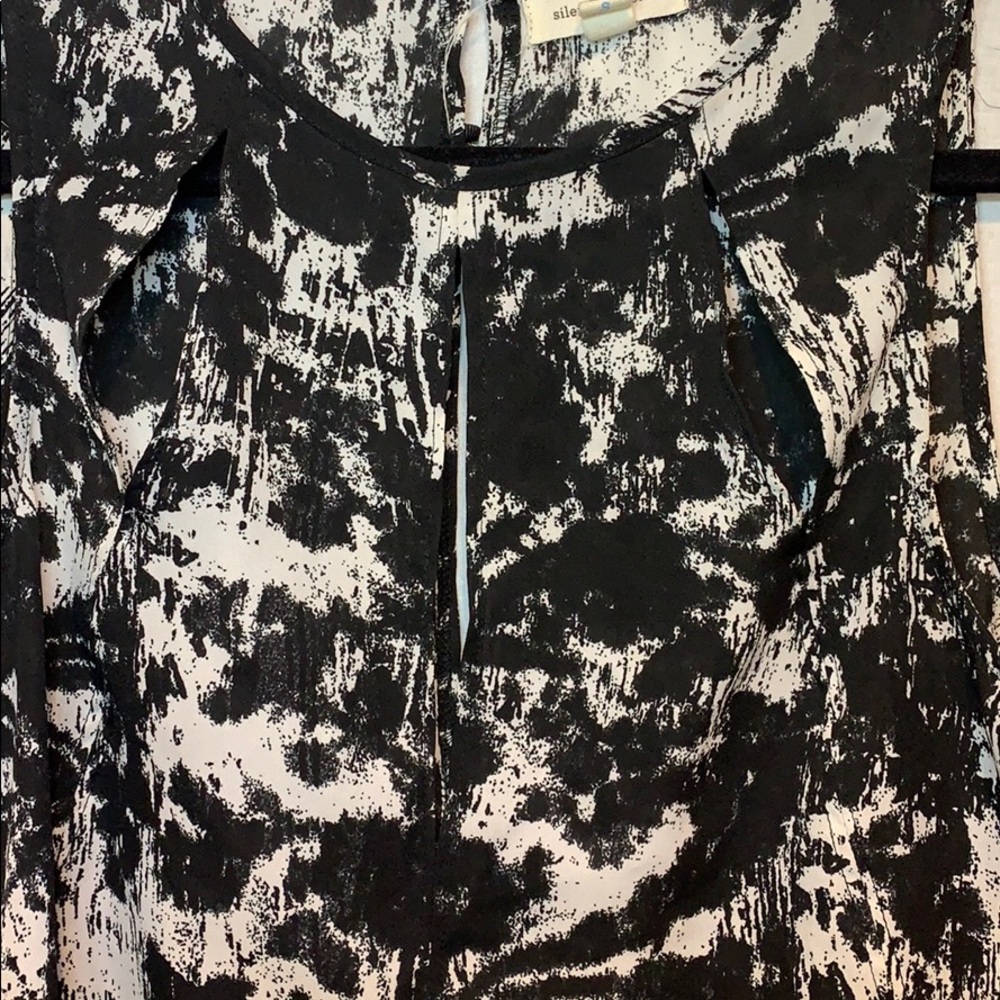 Silence and Noise Sleeveless Blouse - Picture 4 of 7
